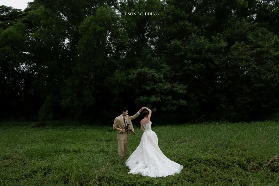 Ảnh cưới Rừng xanh & vest be tại Rừng ngoại thành TP.HCM — Rừng Sài Gòn — Concept 4, SeesonWedding (ảnh 12/37)