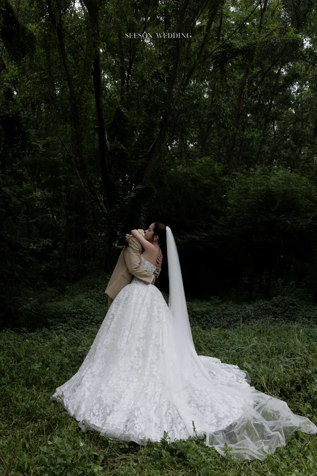 Ảnh cưới Rừng xanh & vest be tại Rừng ngoại thành TP.HCM — Rừng Sài Gòn — Concept 4, SeesonWedding (ảnh 19/37)