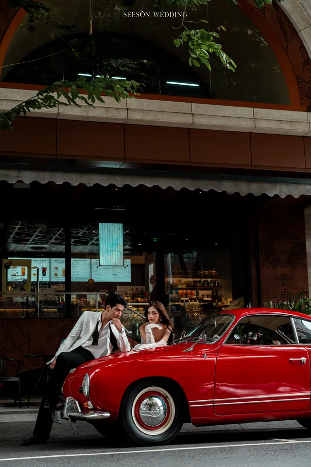 Ảnh cưới Xe cổ đỏ & phố trung tâm tại Quận 1, TP.HCM — Xe Cổ Đỏ — Phố Quận 1, SeesonWedding (ảnh 3/42)