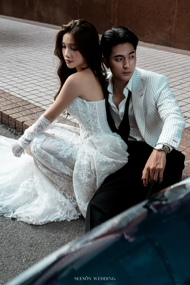 Ảnh cưới Xe cổ đỏ & phố trung tâm tại Quận 1, TP.HCM — Xe Cổ Đỏ — Phố Quận 1, SeesonWedding (ảnh 5/42)
