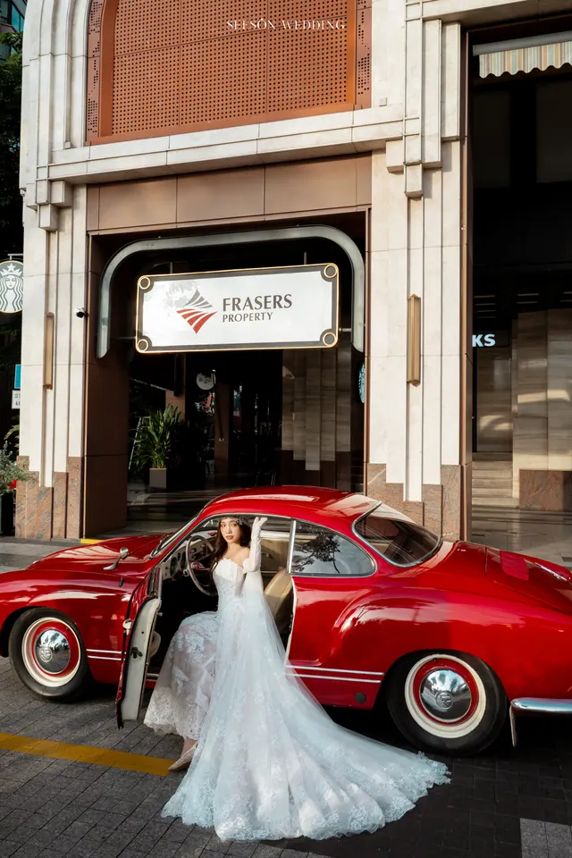 Ảnh cưới Xe cổ đỏ & phố trung tâm tại Quận 1, TP.HCM — Xe Cổ Đỏ — Phố Quận 1, SeesonWedding (ảnh 9/42)