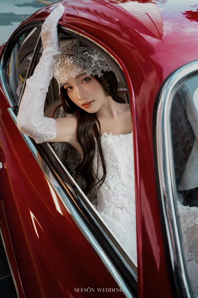 Ảnh cưới Xe cổ đỏ & phố trung tâm tại Quận 1, TP.HCM — Xe Cổ Đỏ — Phố Quận 1, SeesonWedding (ảnh 14/42)