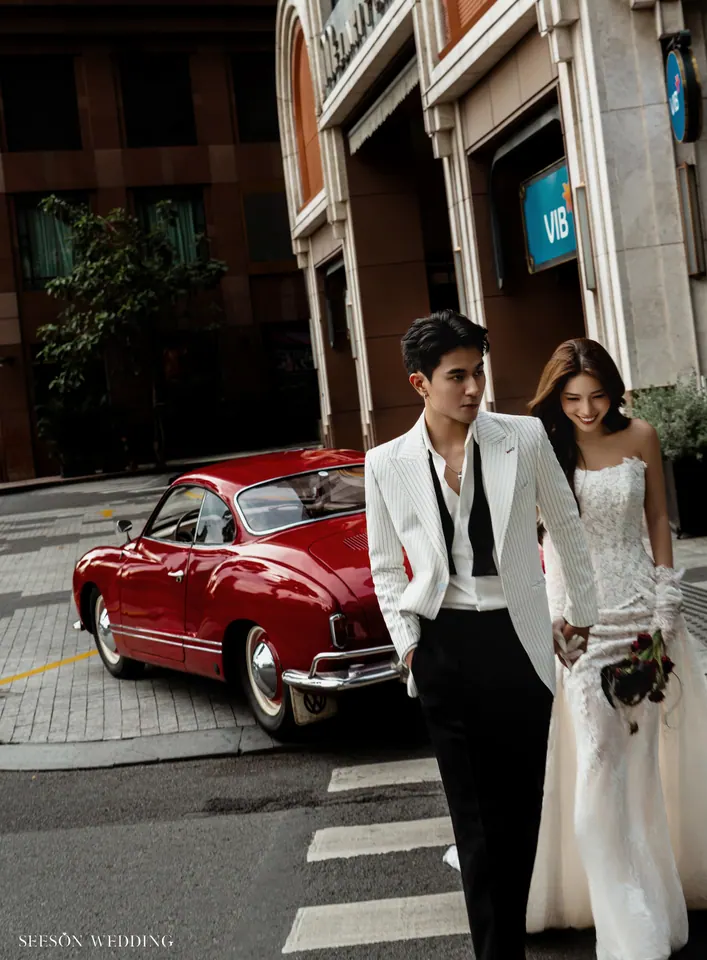 Ảnh cưới Xe cổ đỏ & phố trung tâm tại Quận 1, TP.HCM — Xe Cổ Đỏ — Phố Quận 1, SeesonWedding (ảnh 17/42)