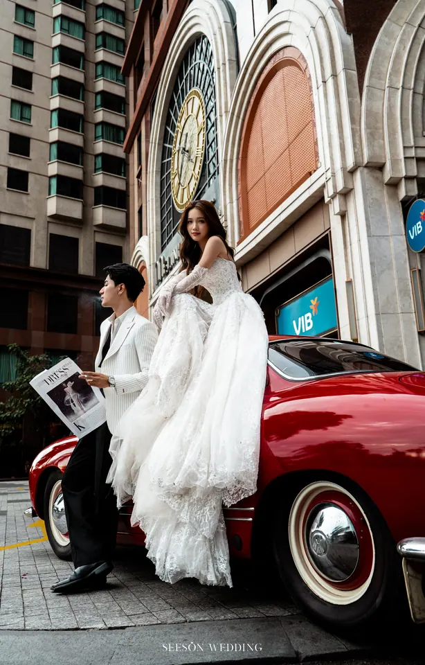 Ảnh cưới Xe cổ đỏ & phố trung tâm tại Quận 1, TP.HCM — Xe Cổ Đỏ — Phố Quận 1, SeesonWedding (ảnh 18/42)