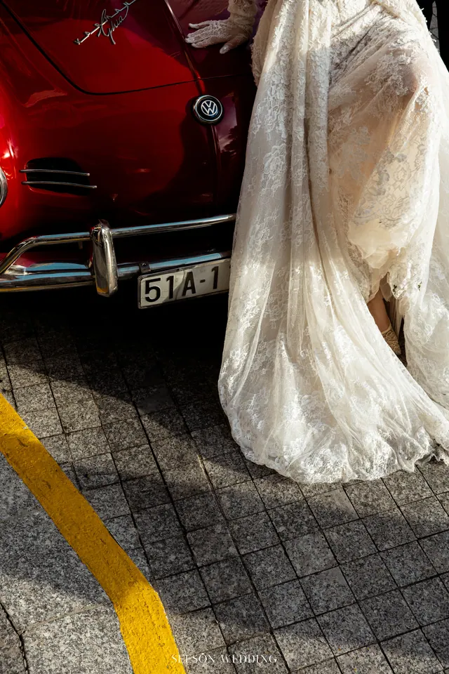 Ảnh cưới Xe cổ đỏ & phố trung tâm tại Quận 1, TP.HCM — Xe Cổ Đỏ — Phố Quận 1, SeesonWedding (ảnh 20/42)