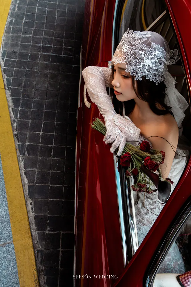 Ảnh cưới Xe cổ đỏ & phố trung tâm tại Quận 1, TP.HCM — Xe Cổ Đỏ — Phố Quận 1, SeesonWedding (ảnh 22/42)