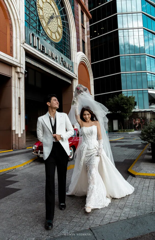 Ảnh cưới Xe cổ đỏ & phố trung tâm tại Quận 1, TP.HCM — Xe Cổ Đỏ — Phố Quận 1, SeesonWedding (ảnh 23/42)