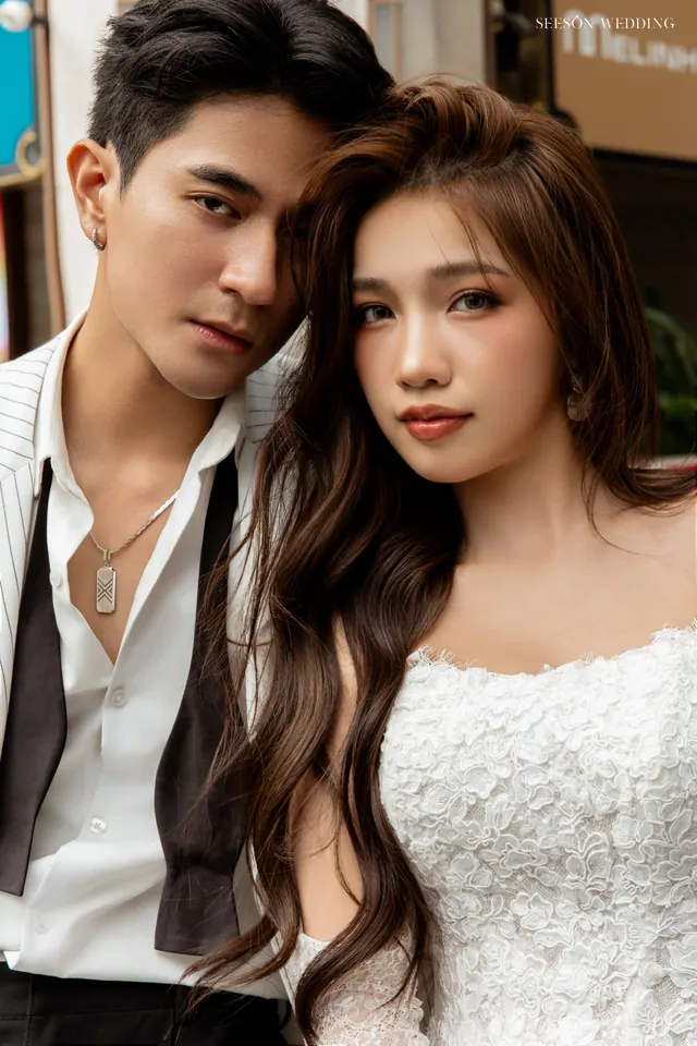 Ảnh cưới Xe cổ đỏ & phố trung tâm tại Quận 1, TP.HCM — Xe Cổ Đỏ — Phố Quận 1, SeesonWedding (ảnh 27/42)
