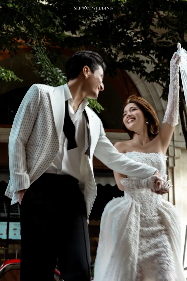 Ảnh cưới Xe cổ đỏ & phố trung tâm tại Quận 1, TP.HCM — Xe Cổ Đỏ — Phố Quận 1, SeesonWedding (ảnh 29/42)