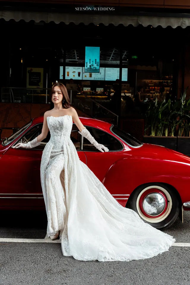 Ảnh cưới Xe cổ đỏ & phố trung tâm tại Quận 1, TP.HCM — Xe Cổ Đỏ — Phố Quận 1, SeesonWedding (ảnh 30/42)