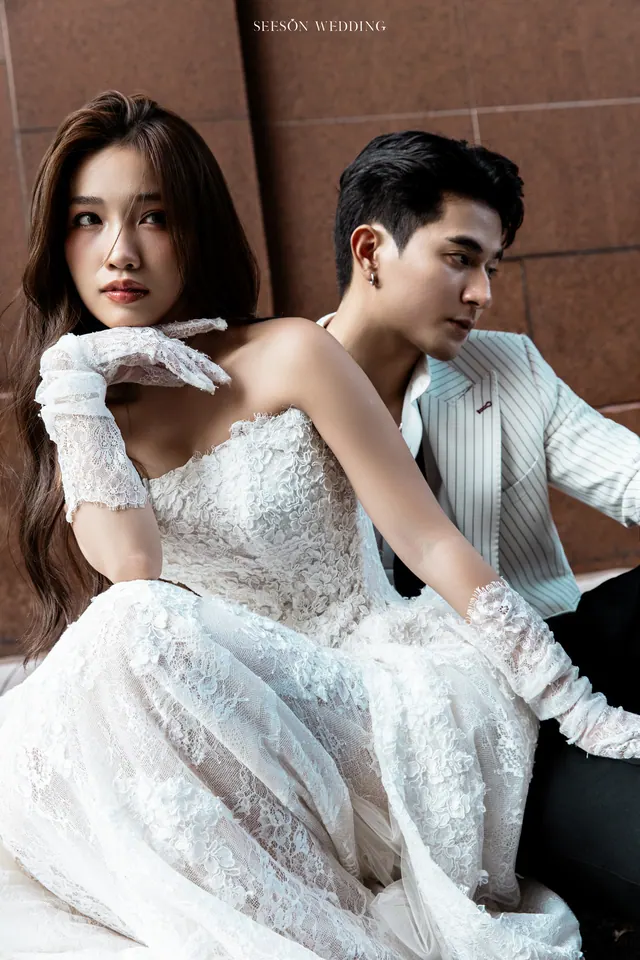 Ảnh cưới Xe cổ đỏ & phố trung tâm tại Quận 1, TP.HCM — Xe Cổ Đỏ — Phố Quận 1, SeesonWedding (ảnh 32/42)