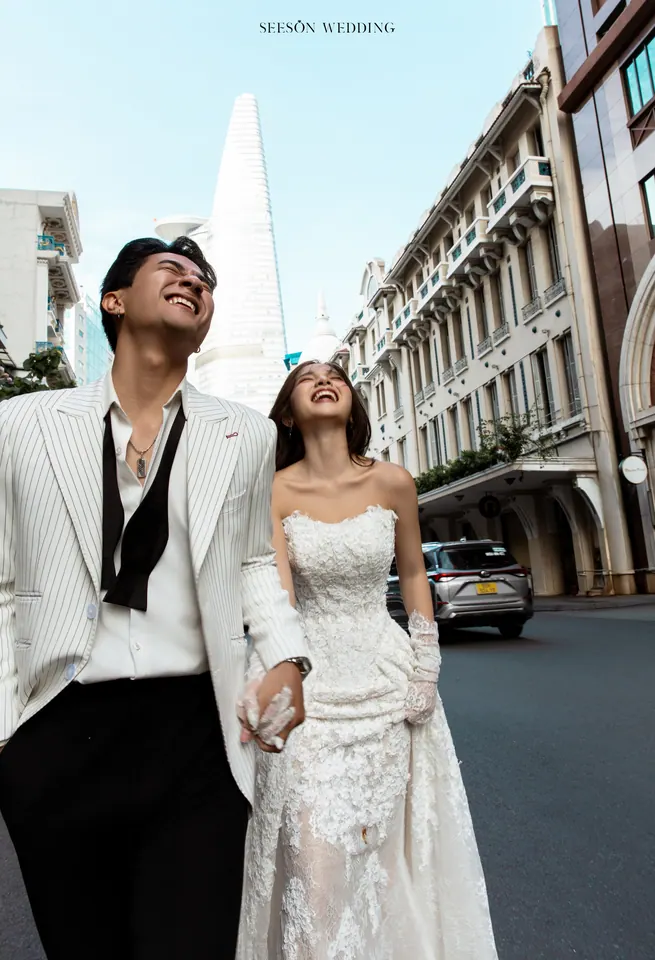 Ảnh cưới Xe cổ đỏ & phố trung tâm tại Quận 1, TP.HCM — Xe Cổ Đỏ — Phố Quận 1, SeesonWedding (ảnh 35/42)