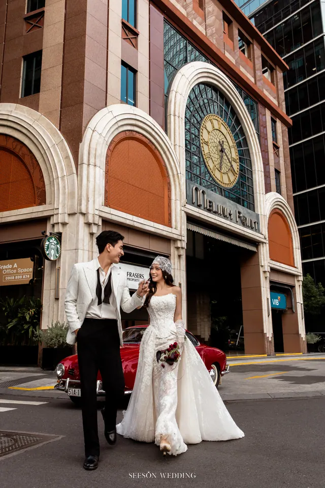 Ảnh cưới Xe cổ đỏ & phố trung tâm tại Quận 1, TP.HCM — Xe Cổ Đỏ — Phố Quận 1, SeesonWedding (ảnh 36/42)
