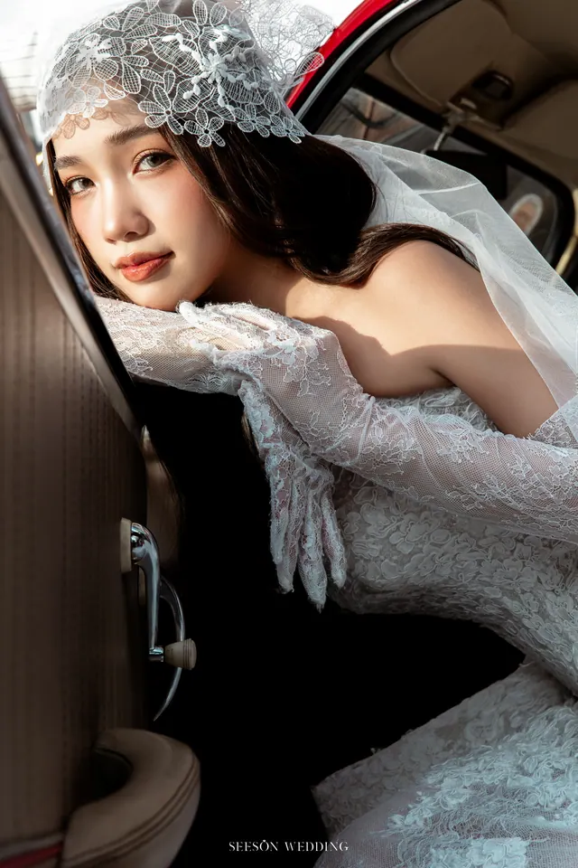 Ảnh cưới Xe cổ đỏ & phố trung tâm tại Quận 1, TP.HCM — Xe Cổ Đỏ — Phố Quận 1, SeesonWedding (ảnh 41/42)