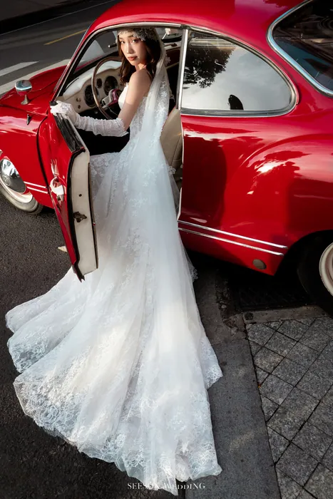 Xe Cổ Đỏ — Phố Quận 1 — chụp ảnh cưới Quận 1, TP.HCM bởi SeesonWedding