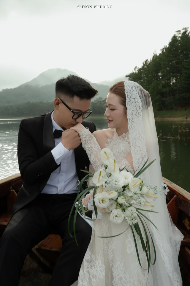 Ảnh cưới Thuyền gỗ & sương hồ tại Suối Tía, hồ Tuyền Lâm, Đà Lạt — Suối Tía — Đà Lạt, SeesonWedding (ảnh 15/33)