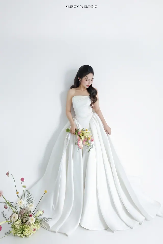 Ảnh cưới Nền trắng & hoa calla tại Studio Seeson, TP.HCM — Nguyện & Vi — Studio Hoa Trắng, SeesonWedding (ảnh 1/16)
