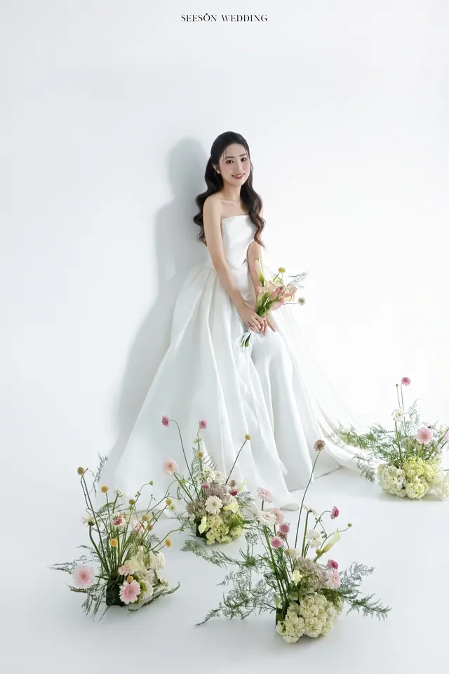 Ảnh cưới Nền trắng & hoa calla tại Studio Seeson, TP.HCM — Nguyện & Vi — Studio Hoa Trắng, SeesonWedding (ảnh 2/16)