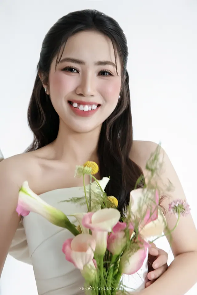 Ảnh cưới Nền trắng & hoa calla tại Studio Seeson, TP.HCM — Nguyện & Vi — Studio Hoa Trắng, SeesonWedding (ảnh 5/16)