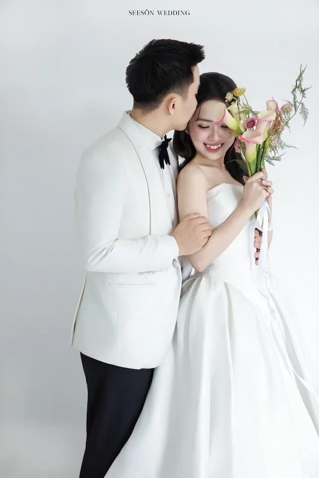 Ảnh cưới Nền trắng & hoa calla tại Studio Seeson, TP.HCM — Nguyện & Vi — Studio Hoa Trắng, SeesonWedding (ảnh 7/16)