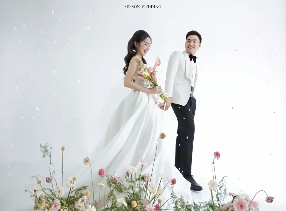 Ảnh cưới Nền trắng & hoa calla tại Studio Seeson, TP.HCM — Nguyện & Vi — Studio Hoa Trắng, SeesonWedding (ảnh 11/16)