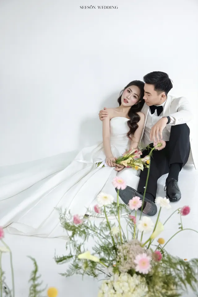 Ảnh cưới Nền trắng & hoa calla tại Studio Seeson, TP.HCM — Nguyện & Vi — Studio Hoa Trắng, SeesonWedding (ảnh 12/16)