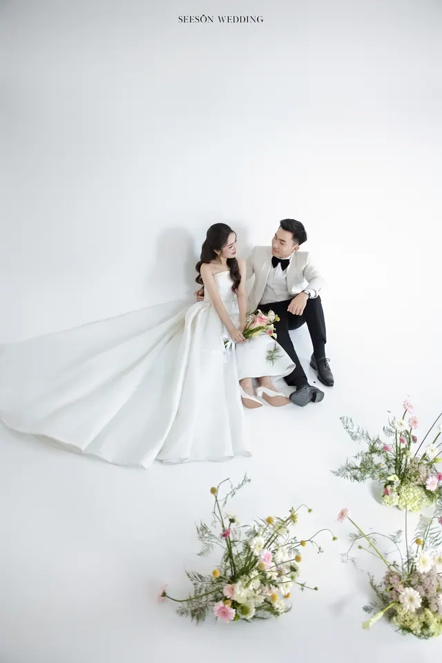 Ảnh cưới Nền trắng & hoa calla tại Studio Seeson, TP.HCM — Nguyện & Vi — Studio Hoa Trắng, SeesonWedding (ảnh 15/16)