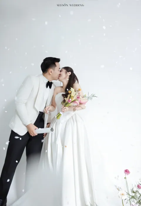 Nguyện & Vi — Studio Hoa Trắng — chụp ảnh cưới Studio Seeson, TP.HCM bởi SeesonWedding