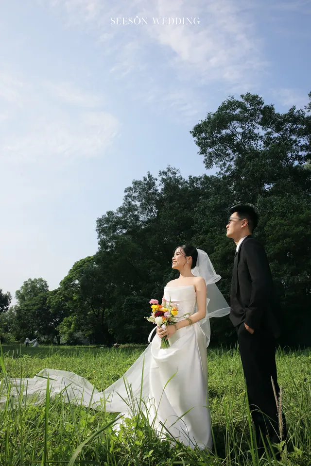 Ảnh cưới Đồng cỏ, voan dài & hoa rực rỡ tại Ngoại cảnh Sài Gòn, TP.HCM — Bộ Ảnh KOL — Ngoại Cảnh Sài Gòn, SeesonWedding (ảnh 14/59)