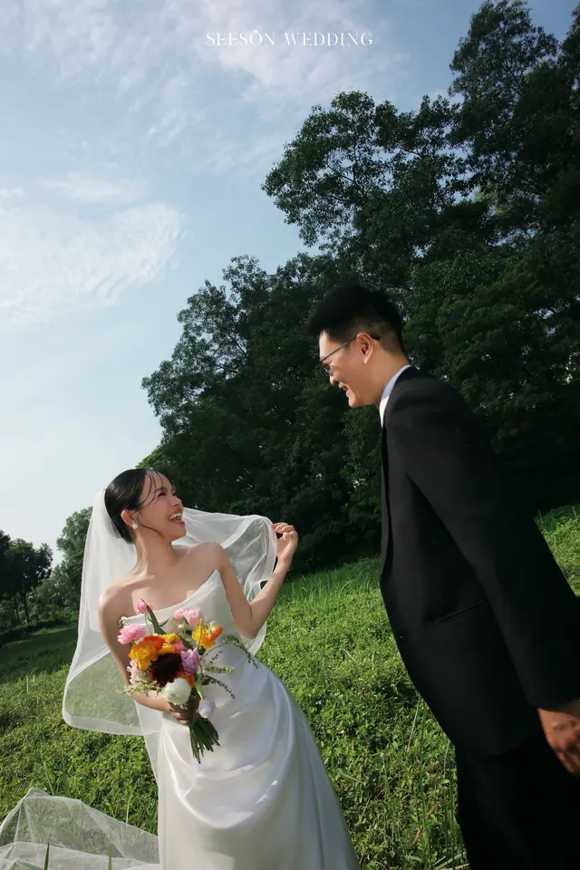 Ảnh cưới Đồng cỏ, voan dài & hoa rực rỡ tại Ngoại cảnh Sài Gòn, TP.HCM — Bộ Ảnh KOL — Ngoại Cảnh Sài Gòn, SeesonWedding (ảnh 18/59)