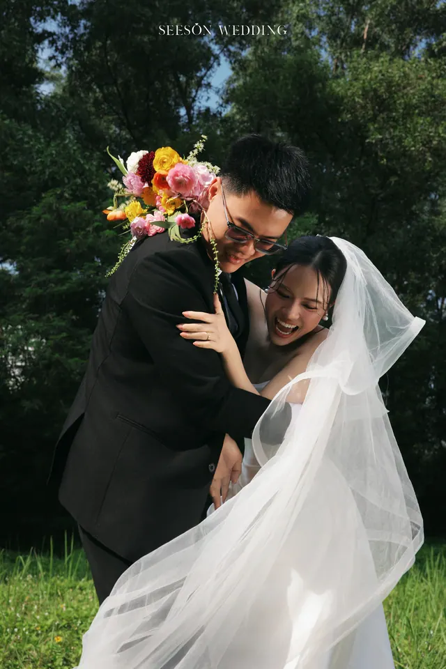 Ảnh cưới Đồng cỏ, voan dài & hoa rực rỡ tại Ngoại cảnh Sài Gòn, TP.HCM — Bộ Ảnh KOL — Ngoại Cảnh Sài Gòn, SeesonWedding (ảnh 24/59)