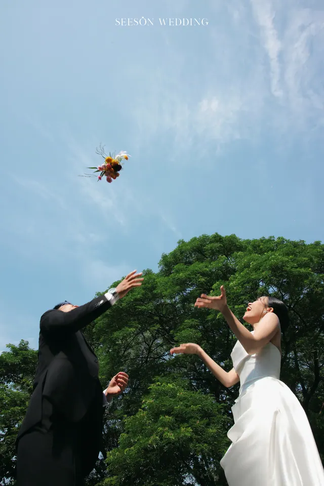Ảnh cưới Đồng cỏ, voan dài & hoa rực rỡ tại Ngoại cảnh Sài Gòn, TP.HCM — Bộ Ảnh KOL — Ngoại Cảnh Sài Gòn, SeesonWedding (ảnh 59/59)