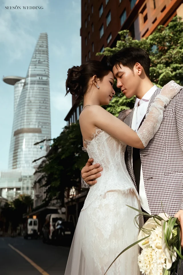Ảnh cưới Phố Sài Gòn & quán cà phê tại Công trường Mê Linh & trung tâm Quận 1, TP.HCM — Ngoại Cảnh Sài Gòn — Mê Linh, SeesonWedding (ảnh 16/23)