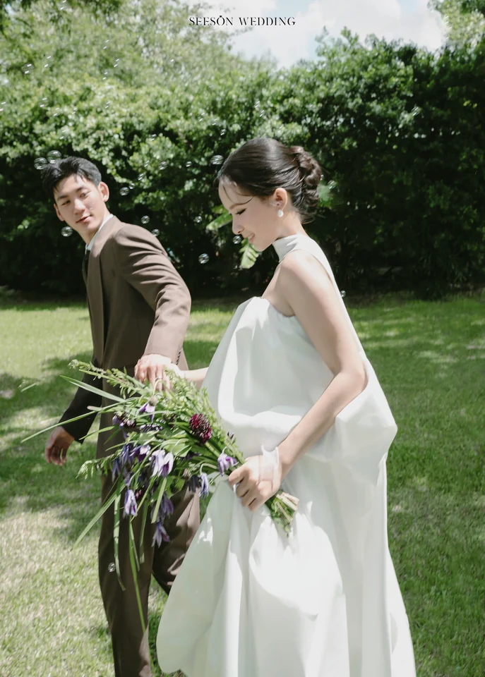 Ảnh cưới Vườn xanh & vest nâu tại Phú Mỹ Hưng, Quận 7, TP.HCM — Ngoại Cảnh Phú Mỹ Hưng, SeesonWedding (ảnh 6/26)