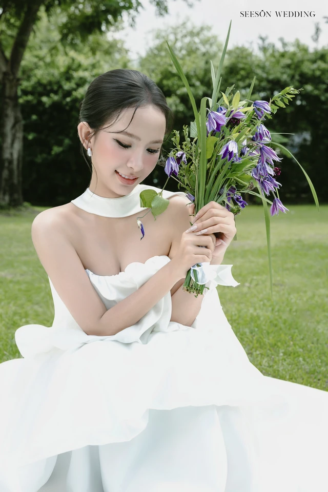 Ảnh cưới Vườn xanh & vest nâu tại Phú Mỹ Hưng, Quận 7, TP.HCM — Ngoại Cảnh Phú Mỹ Hưng, SeesonWedding (ảnh 18/26)