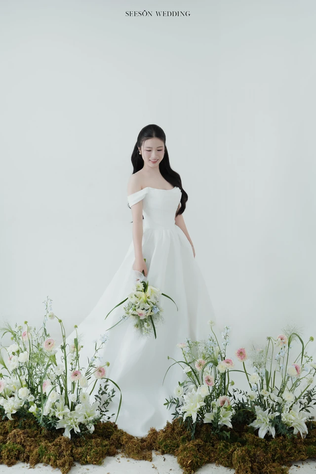 Ảnh cưới Studio nền sáng & hoa loa kèn tại Studio SeesonWedding, TP.HCM — Châu & Huyền — Studio Hoa, SeesonWedding (ảnh 2/38)