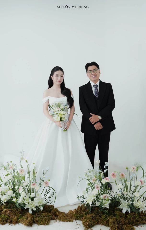 Ảnh cưới Studio nền sáng & hoa loa kèn tại Studio SeesonWedding, TP.HCM — Châu & Huyền — Studio Hoa, SeesonWedding (ảnh 5/38)