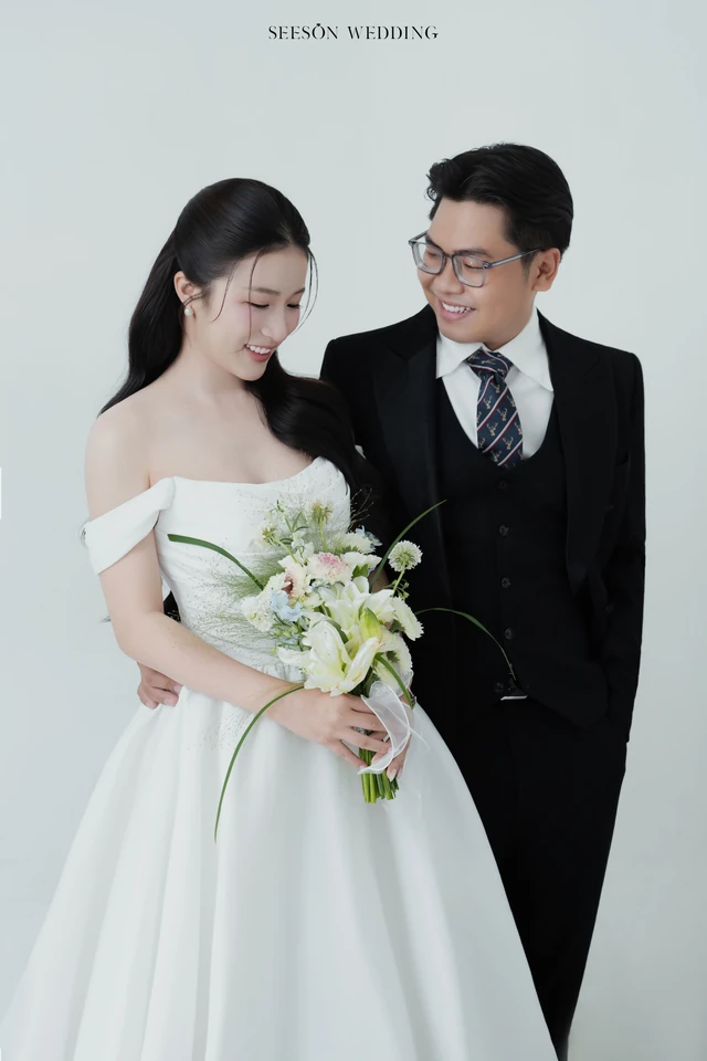 Ảnh cưới Studio nền sáng & hoa loa kèn tại Studio SeesonWedding, TP.HCM — Châu & Huyền — Studio Hoa, SeesonWedding (ảnh 6/38)
