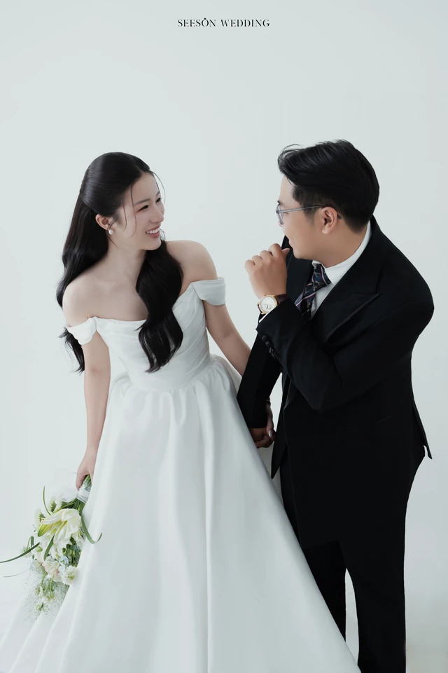 Ảnh cưới Studio nền sáng & hoa loa kèn tại Studio SeesonWedding, TP.HCM — Châu & Huyền — Studio Hoa, SeesonWedding (ảnh 8/38)