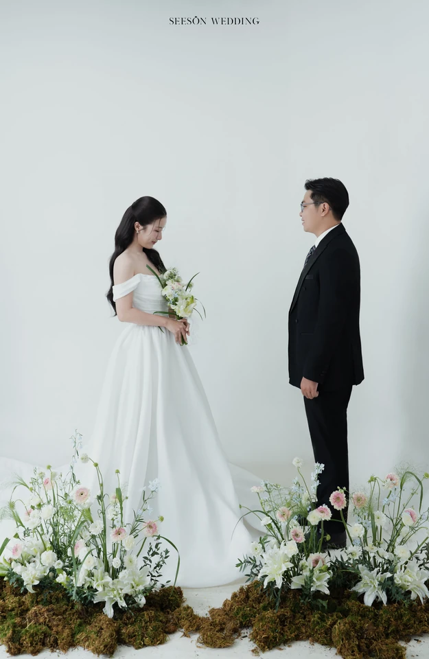 Ảnh cưới Studio nền sáng & hoa loa kèn tại Studio SeesonWedding, TP.HCM — Châu & Huyền — Studio Hoa, SeesonWedding (ảnh 9/38)
