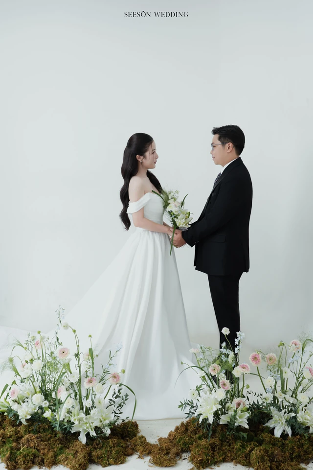 Ảnh cưới Studio nền sáng & hoa loa kèn tại Studio SeesonWedding, TP.HCM — Châu & Huyền — Studio Hoa, SeesonWedding (ảnh 10/38)