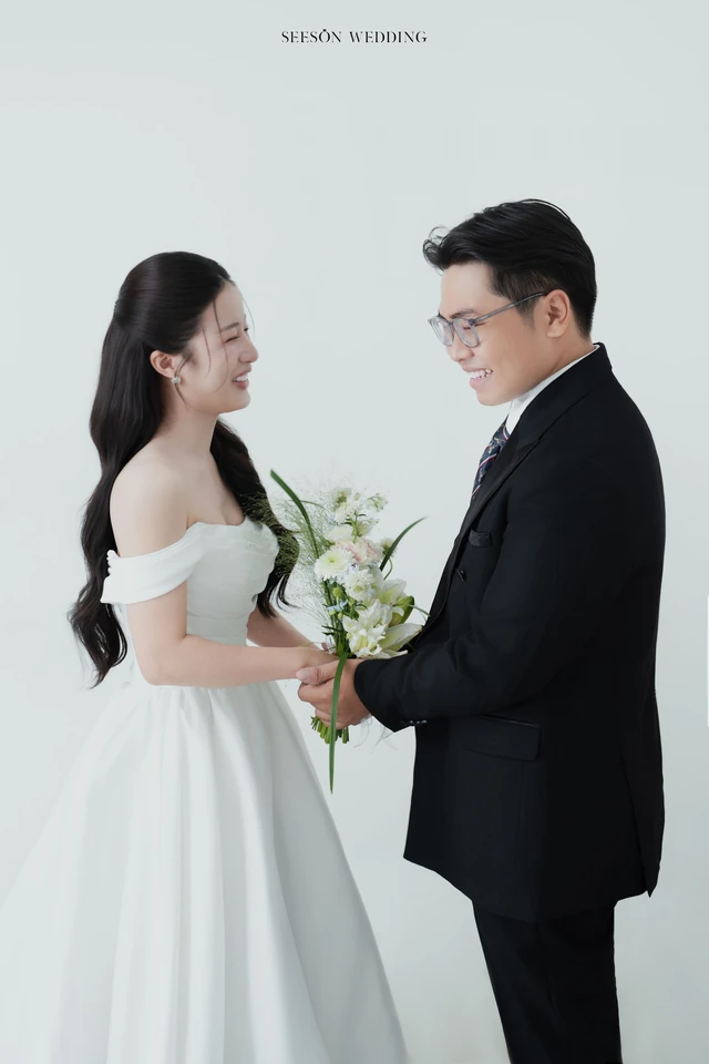 Ảnh cưới Studio nền sáng & hoa loa kèn tại Studio SeesonWedding, TP.HCM — Châu & Huyền — Studio Hoa, SeesonWedding (ảnh 11/38)