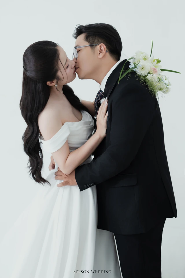Ảnh cưới Studio nền sáng & hoa loa kèn tại Studio SeesonWedding, TP.HCM — Châu & Huyền — Studio Hoa, SeesonWedding (ảnh 15/38)