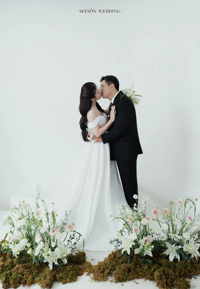 Ảnh cưới Studio nền sáng & hoa loa kèn tại Studio SeesonWedding, TP.HCM — Châu & Huyền — Studio Hoa, SeesonWedding (ảnh 16/38)