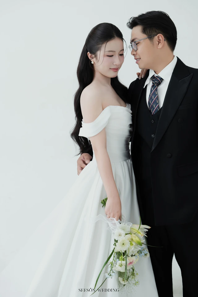 Ảnh cưới Studio nền sáng & hoa loa kèn tại Studio SeesonWedding, TP.HCM — Châu & Huyền — Studio Hoa, SeesonWedding (ảnh 17/38)