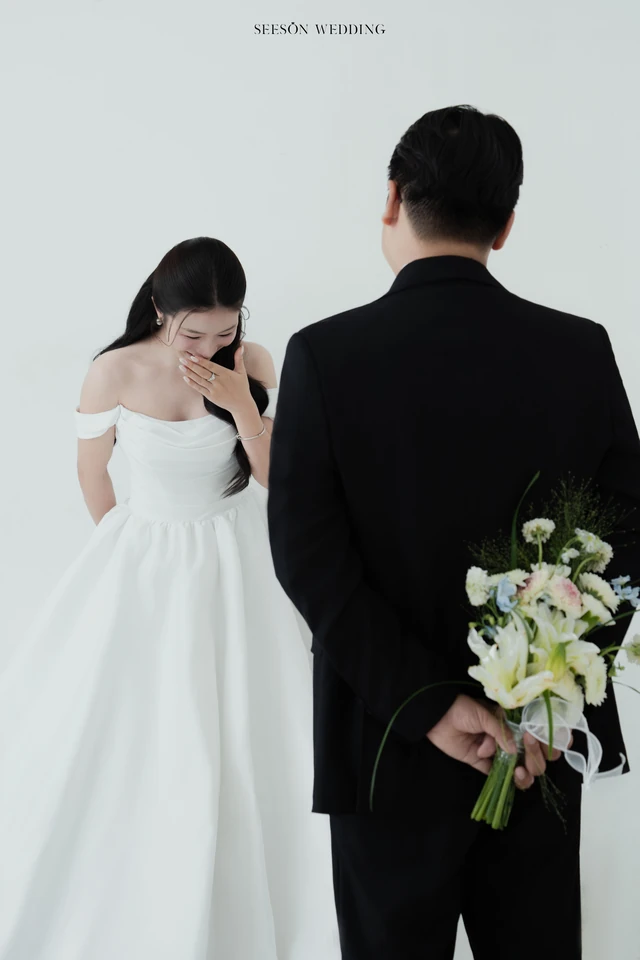 Ảnh cưới Studio nền sáng & hoa loa kèn tại Studio SeesonWedding, TP.HCM — Châu & Huyền — Studio Hoa, SeesonWedding (ảnh 20/38)