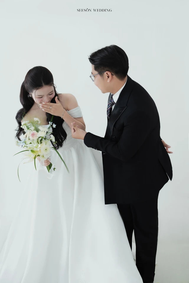 Ảnh cưới Studio nền sáng & hoa loa kèn tại Studio SeesonWedding, TP.HCM — Châu & Huyền — Studio Hoa, SeesonWedding (ảnh 23/38)