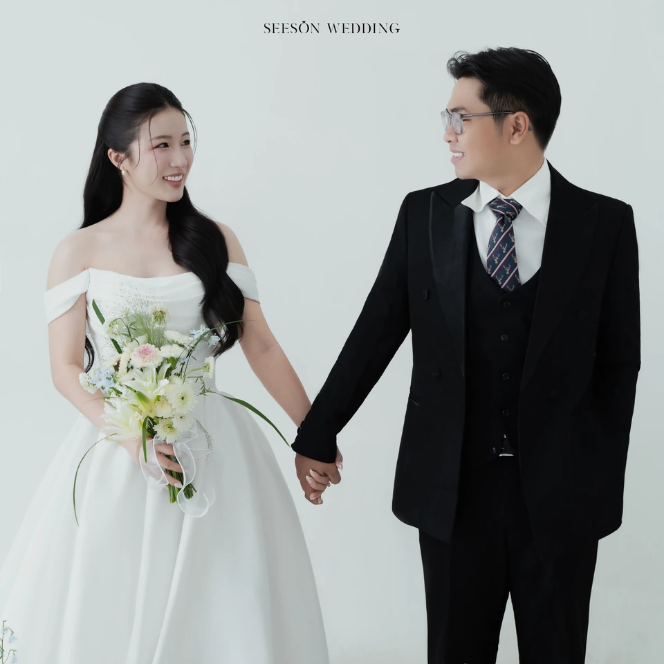 Ảnh cưới Studio nền sáng & hoa loa kèn tại Studio SeesonWedding, TP.HCM — Châu & Huyền — Studio Hoa, SeesonWedding (ảnh 25/38)
