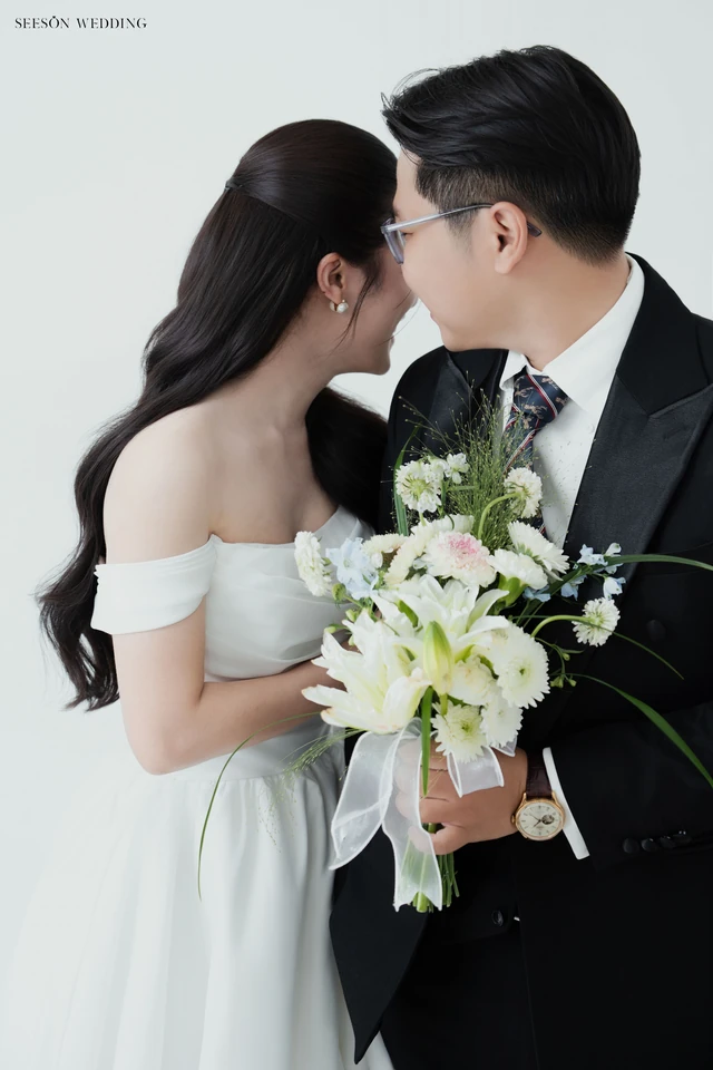 Ảnh cưới Studio nền sáng & hoa loa kèn tại Studio SeesonWedding, TP.HCM — Châu & Huyền — Studio Hoa, SeesonWedding (ảnh 27/38)