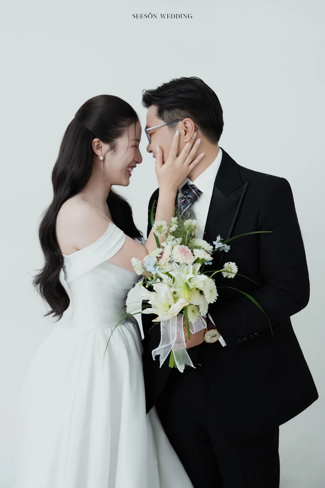 Ảnh cưới Studio nền sáng & hoa loa kèn tại Studio SeesonWedding, TP.HCM — Châu & Huyền — Studio Hoa, SeesonWedding (ảnh 28/38)
